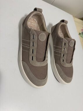 REVITALIGN WOMEN  Slip-On Sneakers in Taupe and Cream